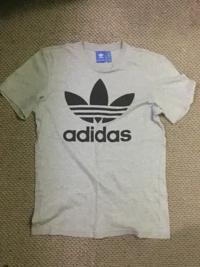Polera gris Adidas estampada - miniatura 1