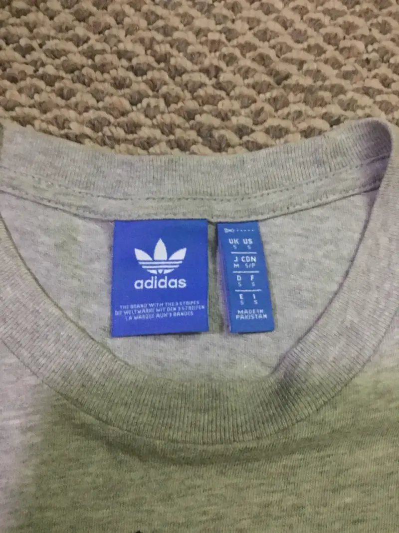 Polera gris Adidas estampada - 2