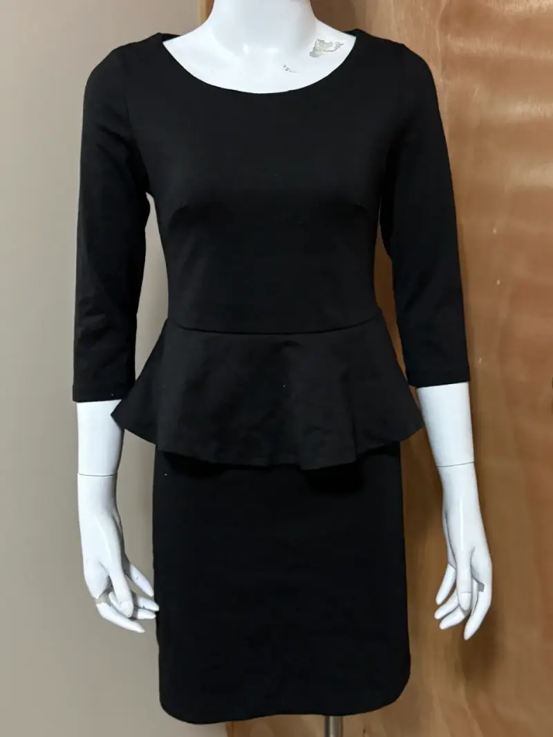 Vestido negro con peplum