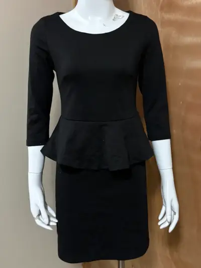 Vestido negro con peplum - miniatura 1
