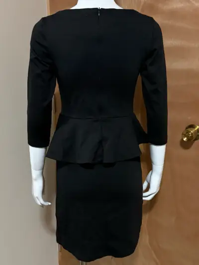 Vestido negro con peplum - miniatura 2