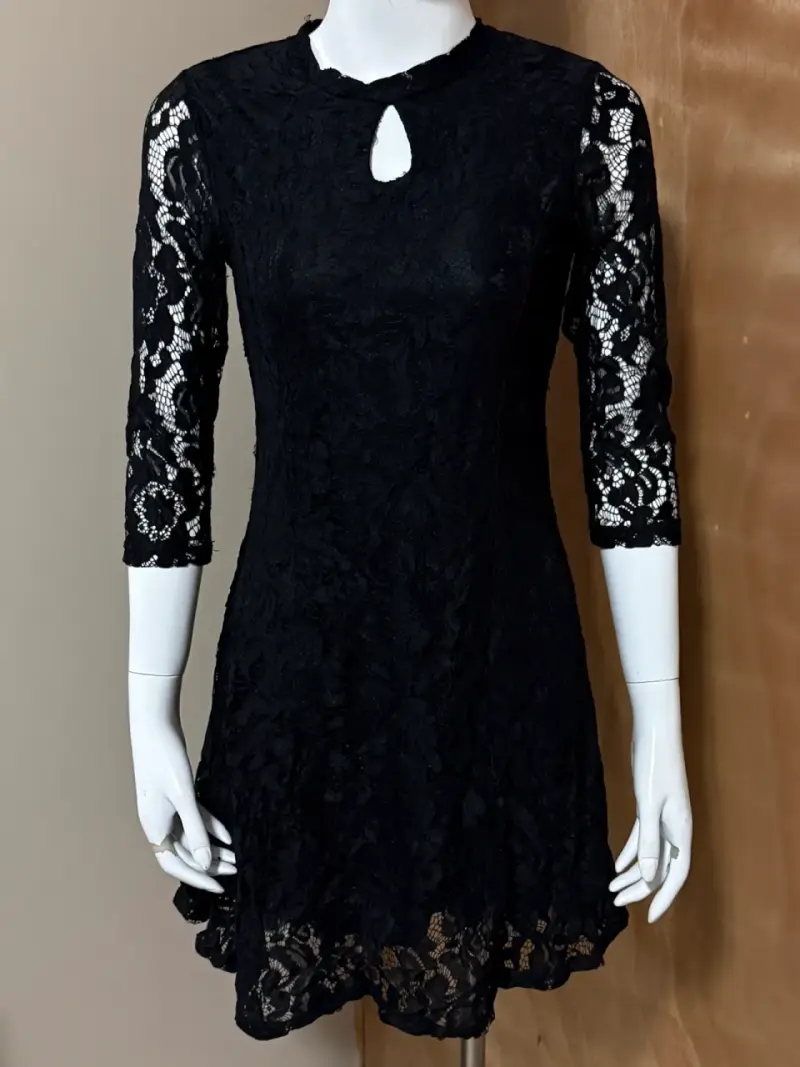 Vestido negro de encaje