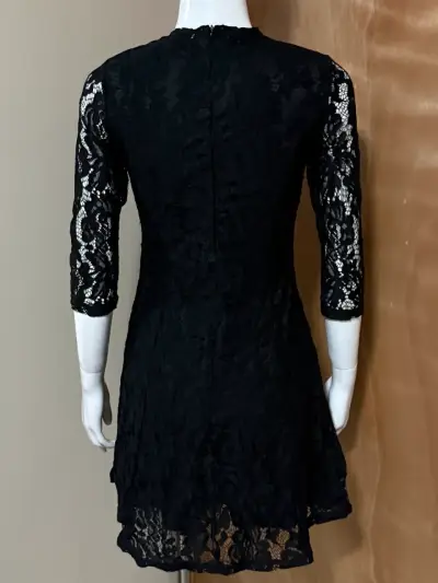 Vestido negro de encaje - miniatura 2