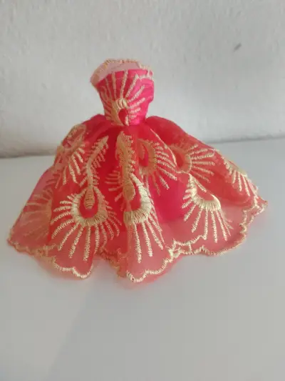 Vestido rojo bordado para Barbie - miniatura 1