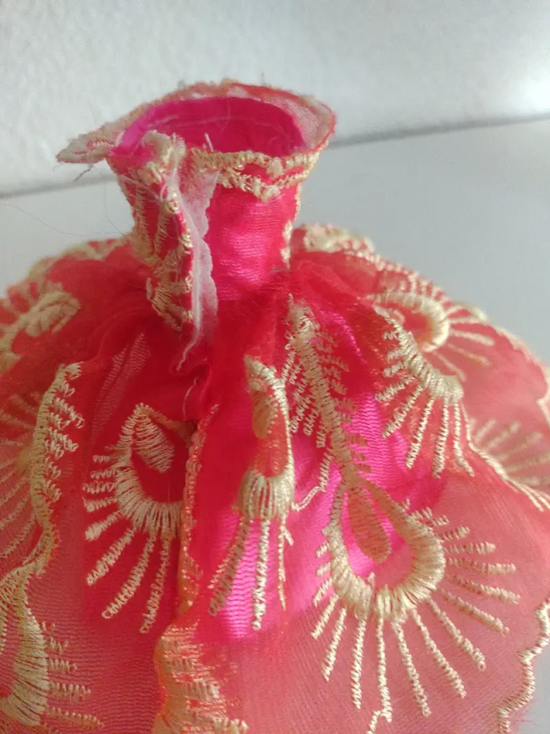 Vestido rojo bordado para Barbie - 2