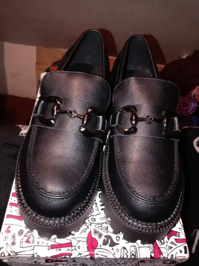 Zapatos negros con detalle metálico - miniatura 2
