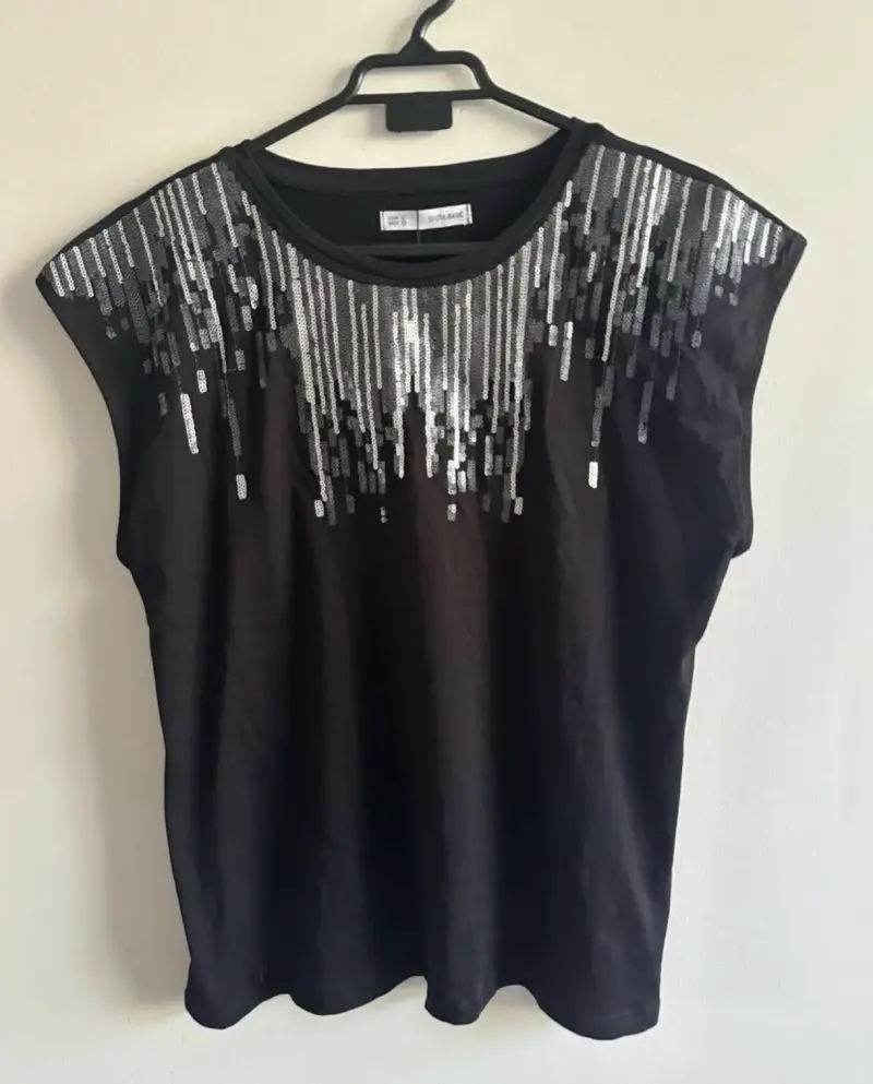 Polera negra con lentejuelas - 2