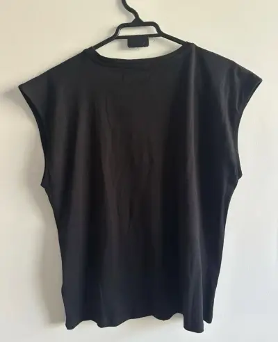 Polera negra con lentejuelas - miniatura 4