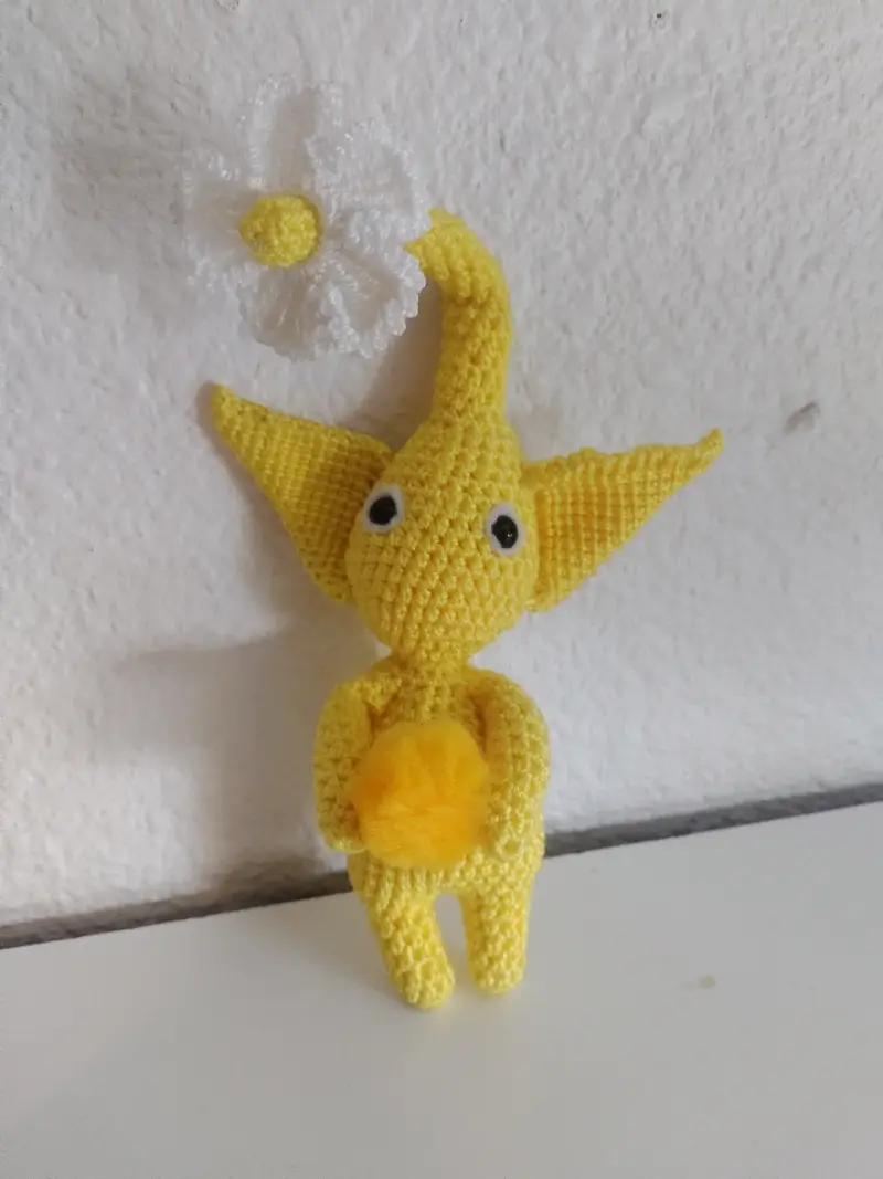 Muñeco amarillo tejido a mano - 1