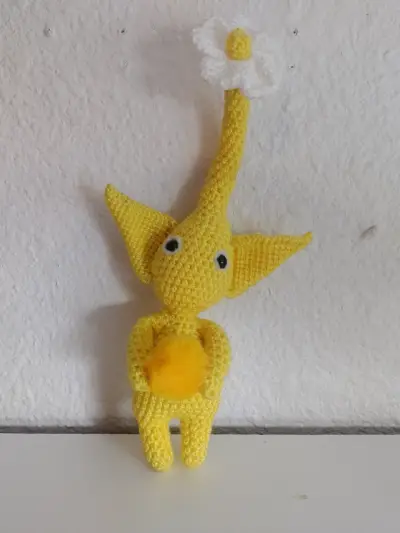 Muñeco amarillo tejido a mano - miniatura 2