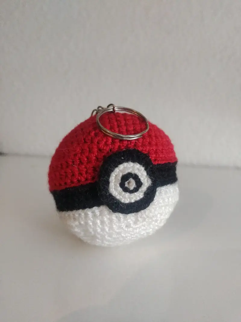 Llavero tejido de pokebola