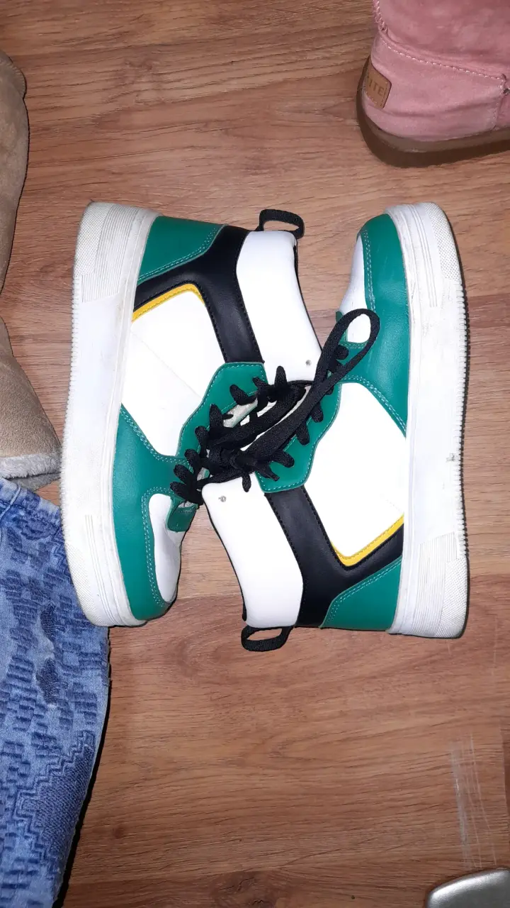 Zapatillas deportivas blancas y verdes - 1