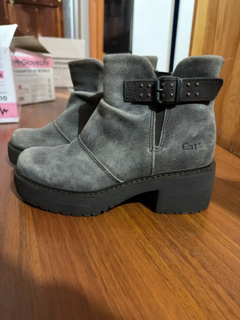 Botines grises marca CAT - 1