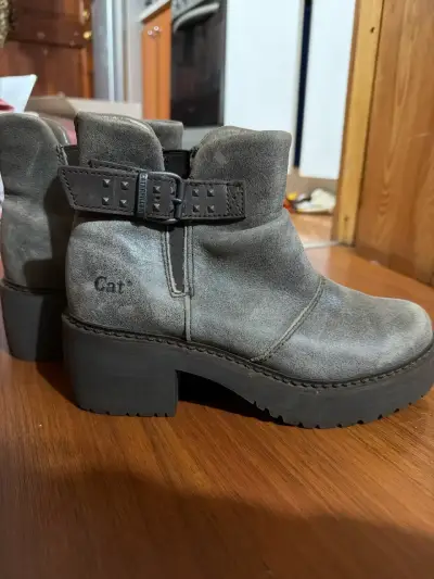 Botines grises marca CAT - miniatura 2