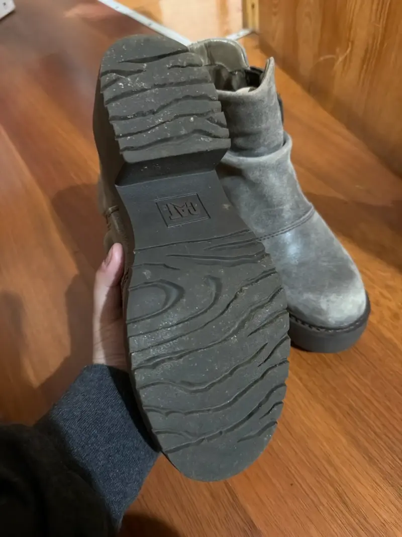 Botines grises marca CAT - 6