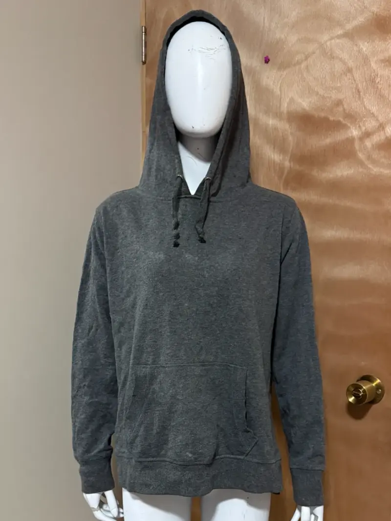 Polerón gris con capucha