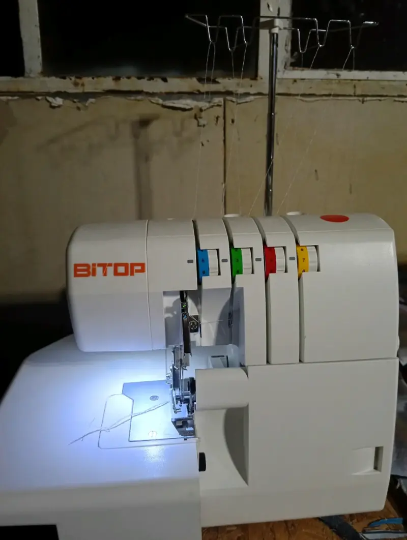 Máquina overlock BITOP blanca