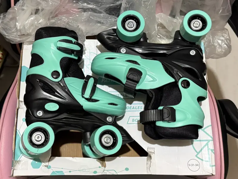 Patines de cuatro ruedas menta y negro