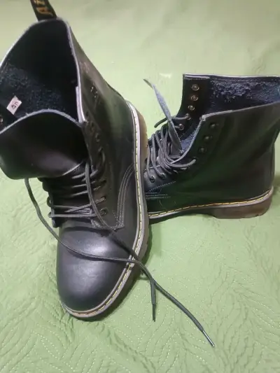 Botas negras de cuero - miniatura 1