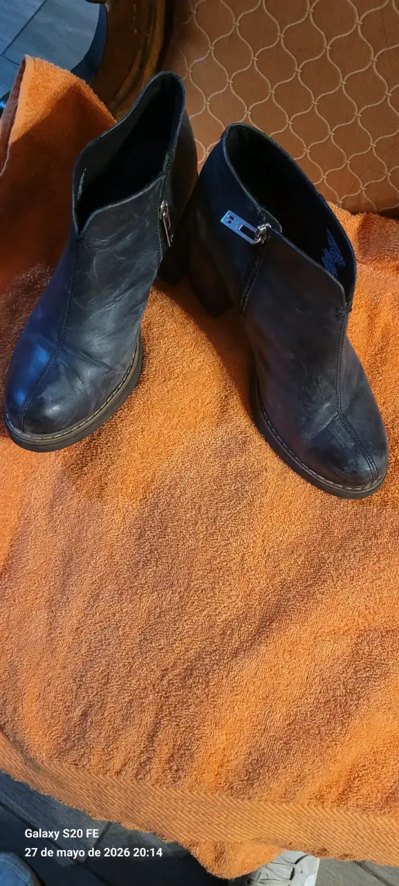 Botines negros de cuero