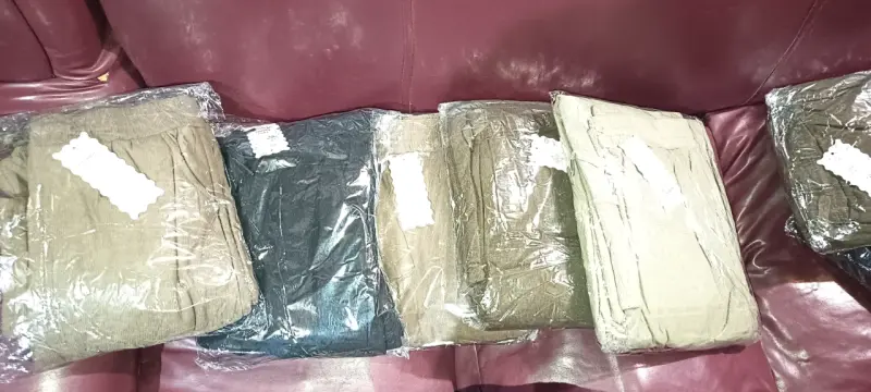 Pantalón beige suelto - 2