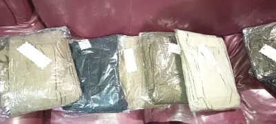 Pantalón beige suelto - miniatura 2