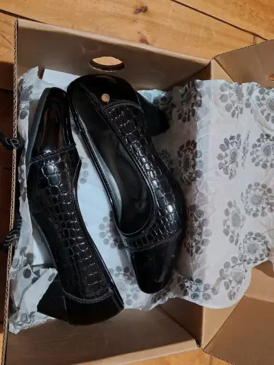Zapatos de charol negro con tacón - miniatura 1