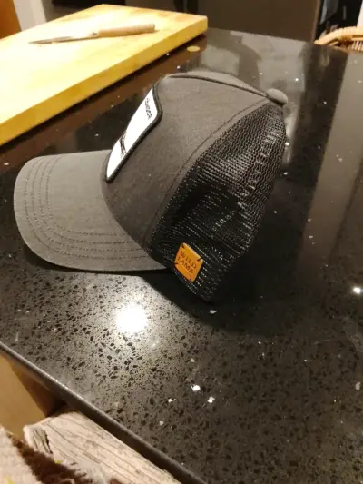 Gorra negra con diseño de cóndor - miniatura 2