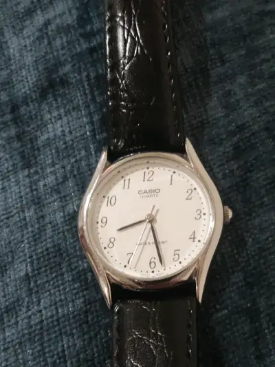 Reloj Casio con correa negra - miniatura 1