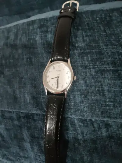 Reloj Casio con correa negra - miniatura 2
