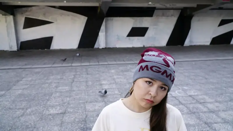 Gorro gris y burdeos 'MGMX' - 1