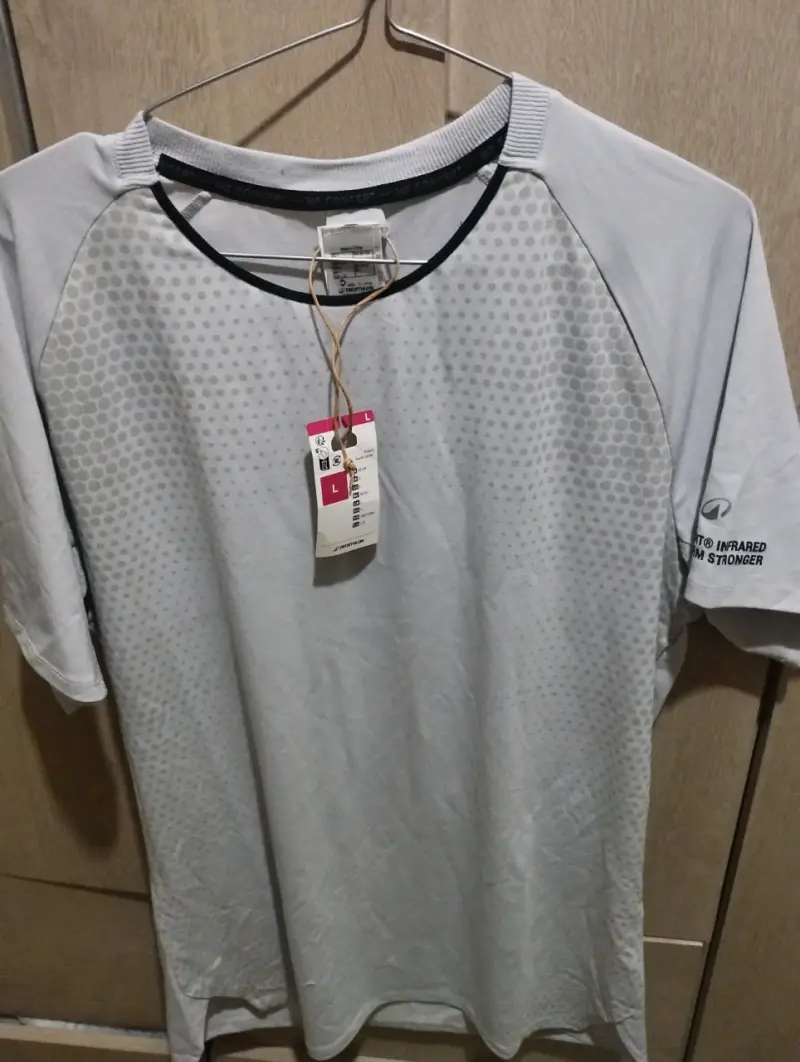 Polera gris con estampado nuevo - 1