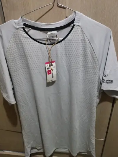 Polera gris con estampado nuevo - miniatura 1