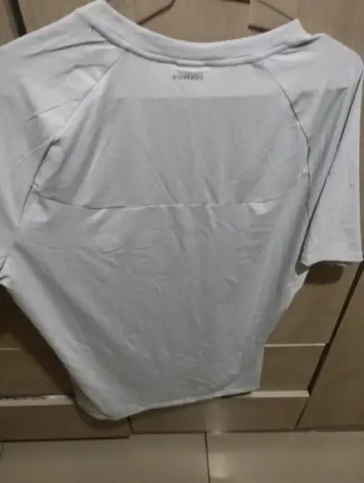 Polera gris con estampado nuevo - miniatura 2