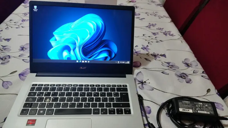 Notebook Acer con cargador - 1