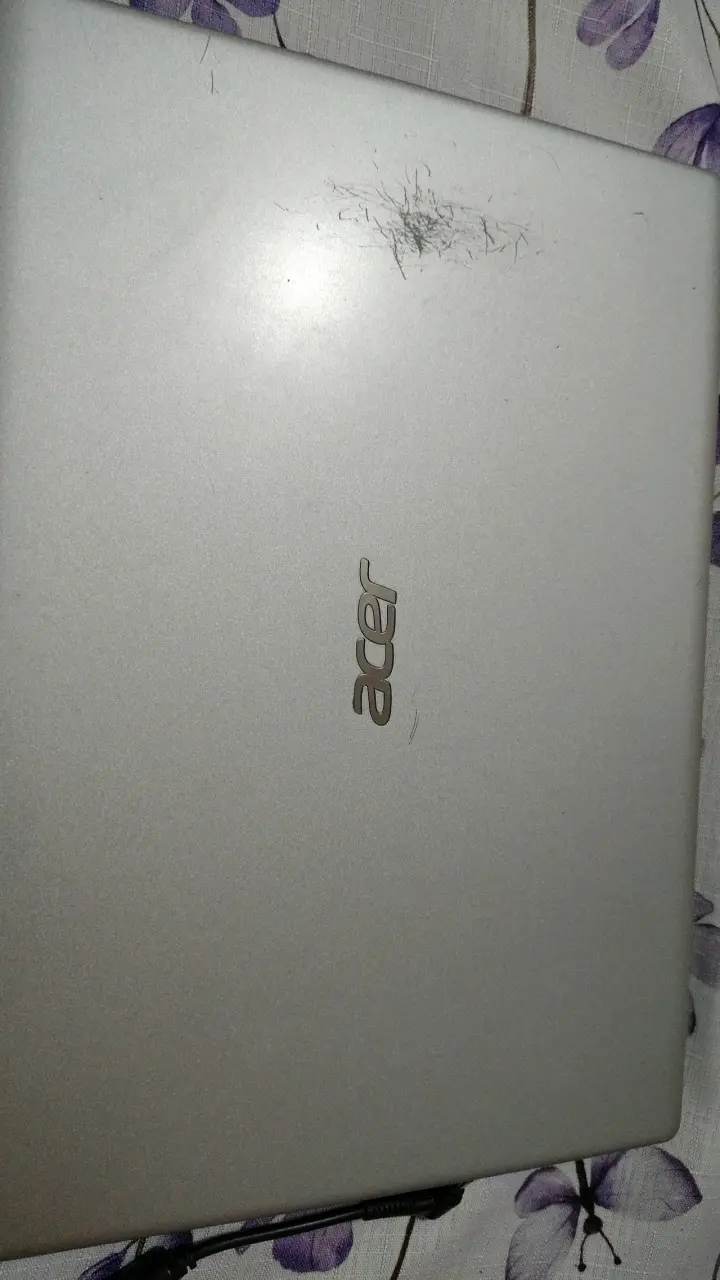 Notebook Acer con cargador - 5