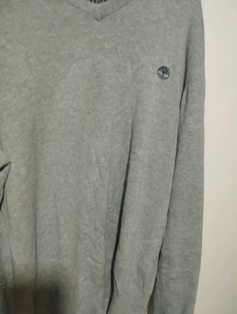 Suéter gris con cuello en V - 1
