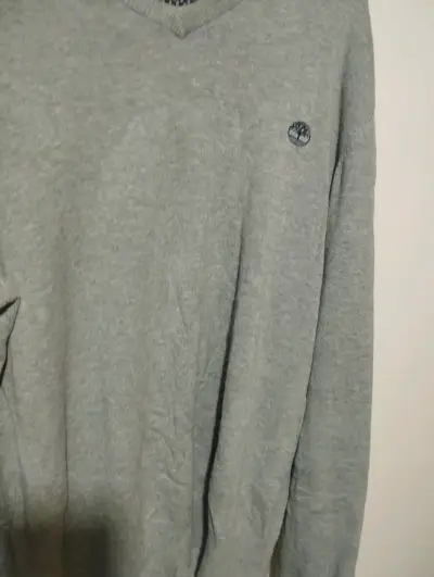 Suéter gris con cuello en V - miniatura 1