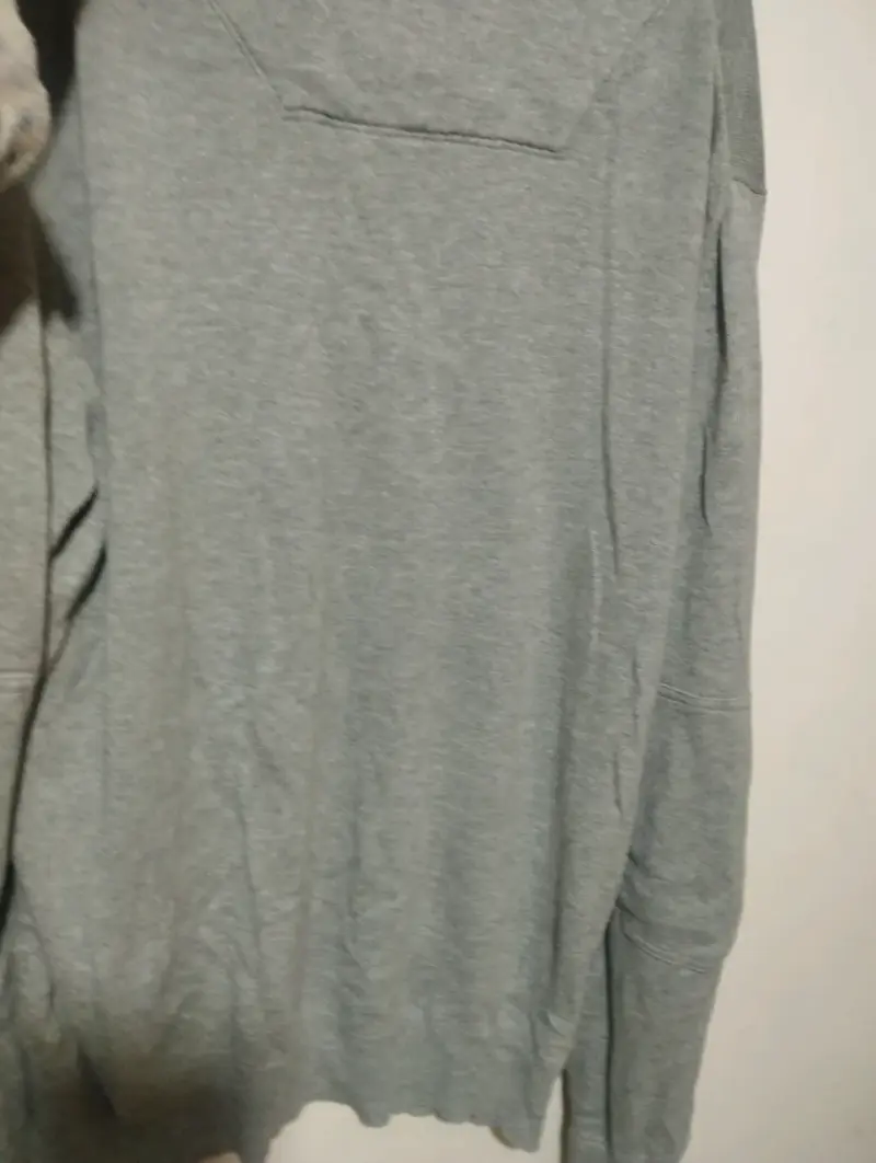 Suéter gris con cuello en V - 2