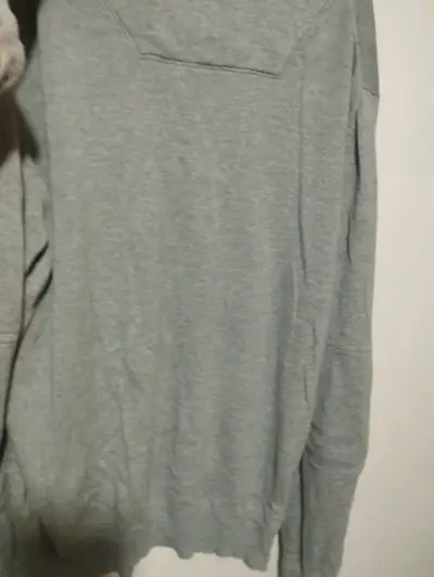 Suéter gris con cuello en V - miniatura 2