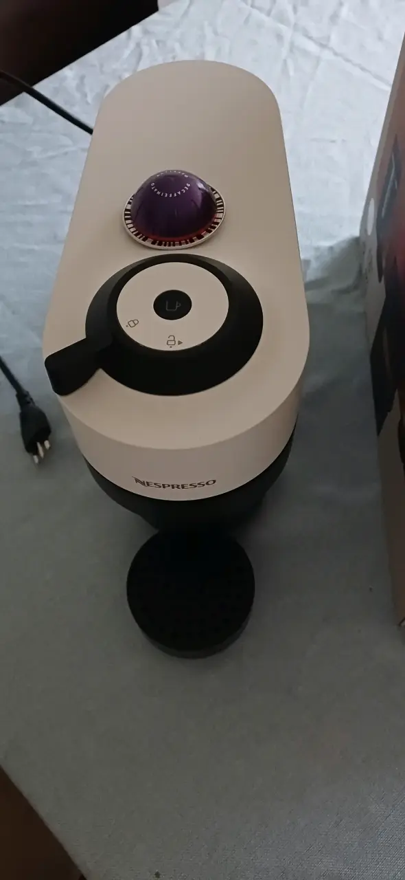 Cafetera Nespresso Vertuo Pop blanca - 1