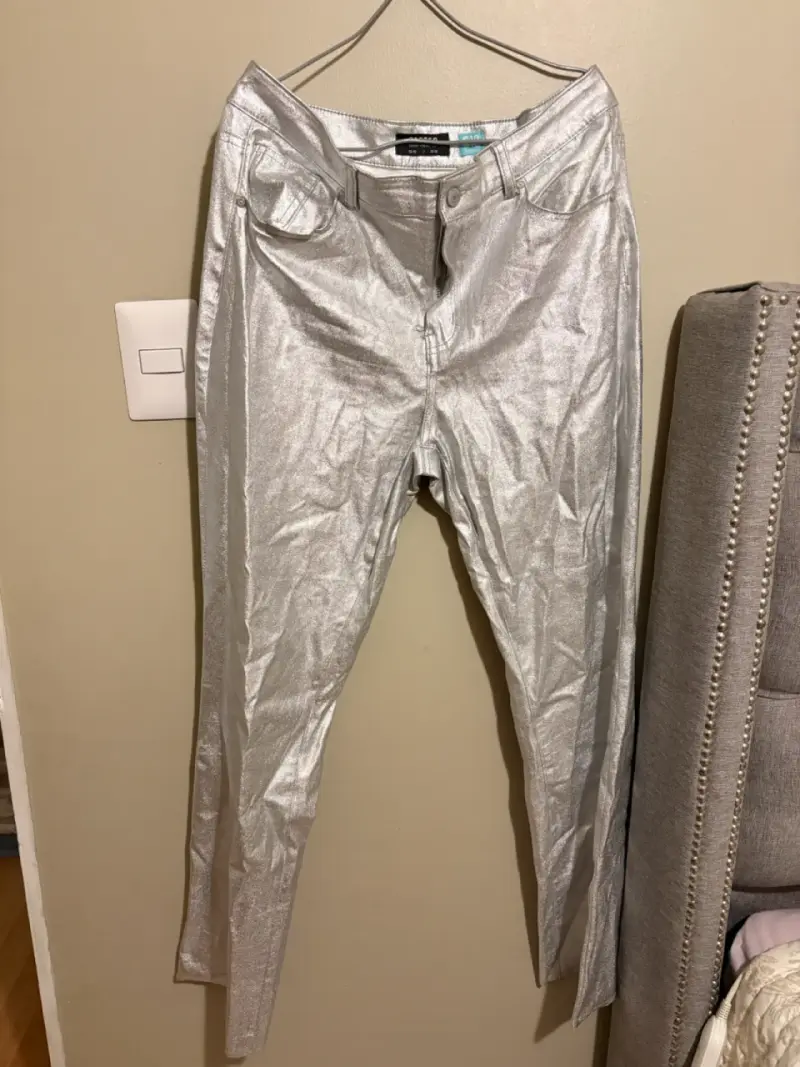 Pantalones plateados metálicos