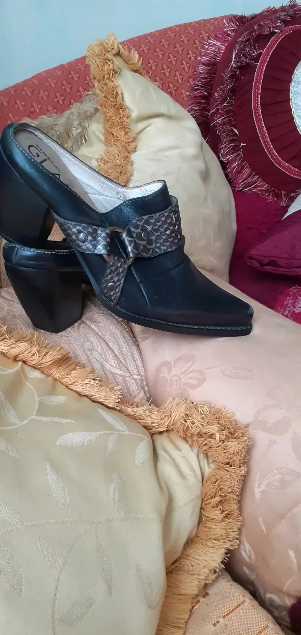 Zapatos negros de tacón alto