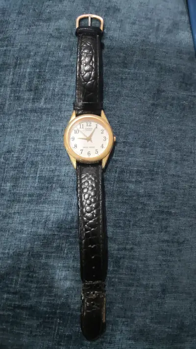 Reloj Casio negro clásico - miniatura 1