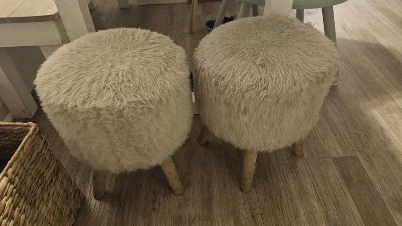 Puf beige con patas de madera