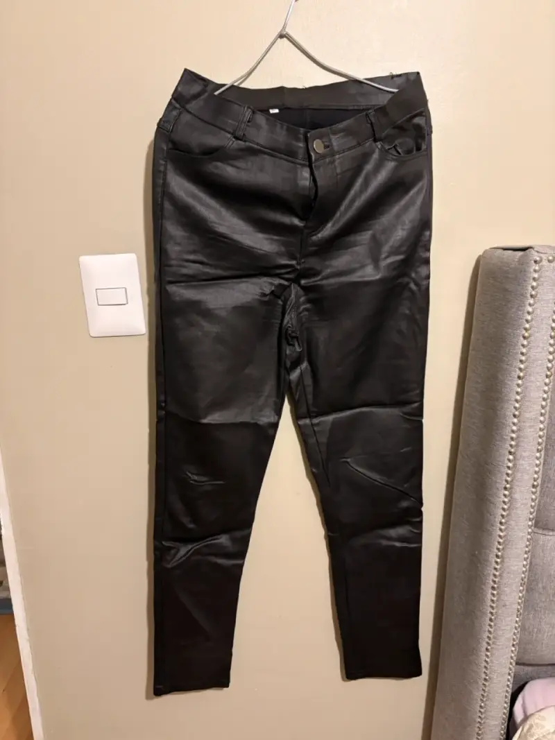 Pantalones negros de cuero sintético