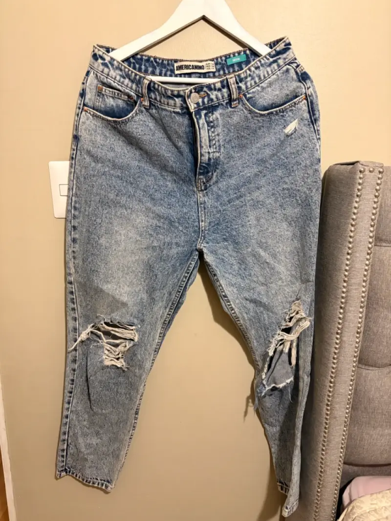 Jeans mom desgastados azul claro