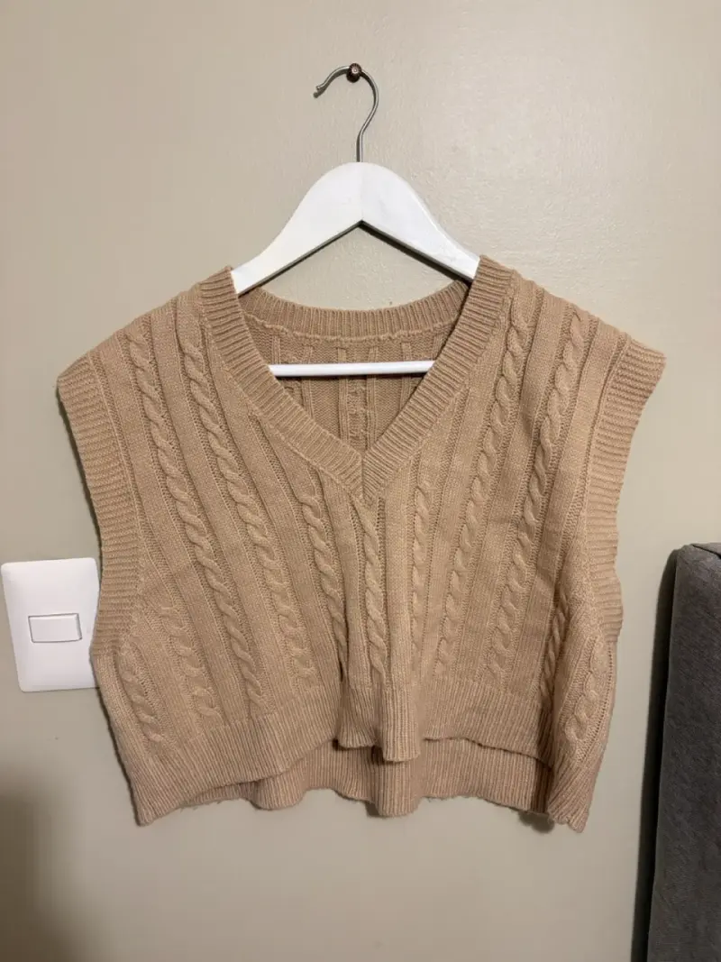 Chaleco tejido beige sin mangas