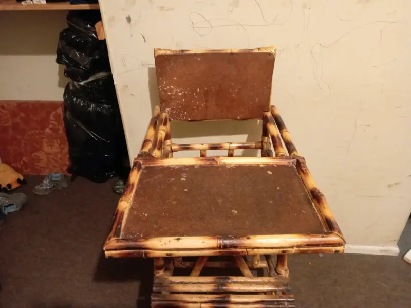 Silla de bambú desgastada
