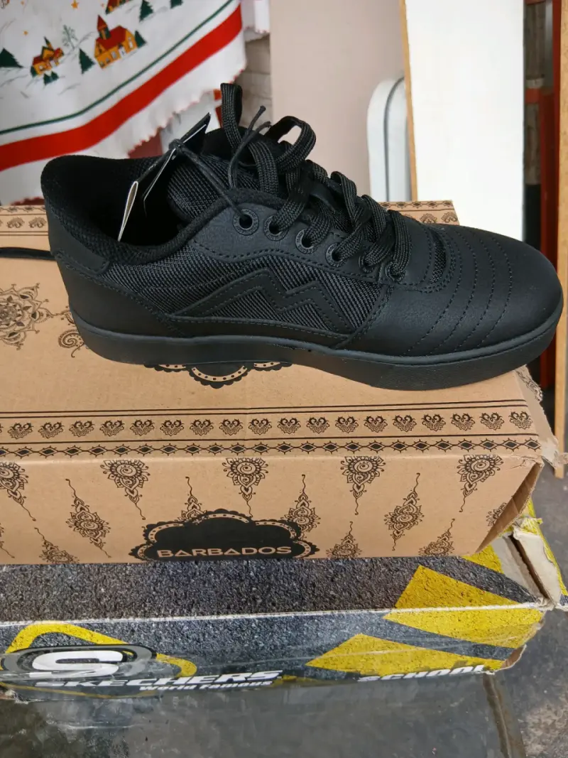 Zapatillas negras deportivas - 1